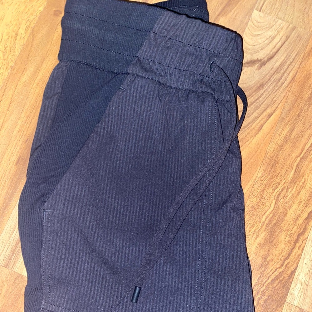 BLACK LULULEMON JOGGERS!!!